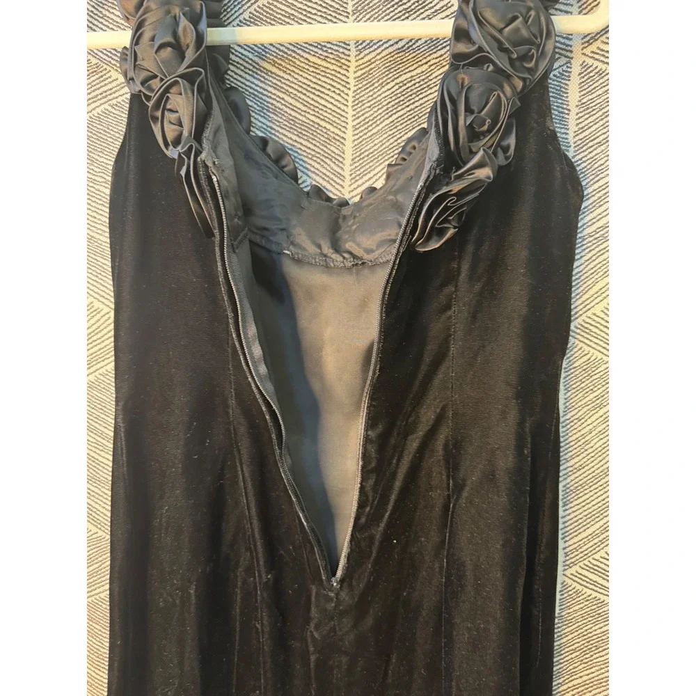 Vintage Black Velvet Cocktail Dress with satin rose appliqué Sz S‎
